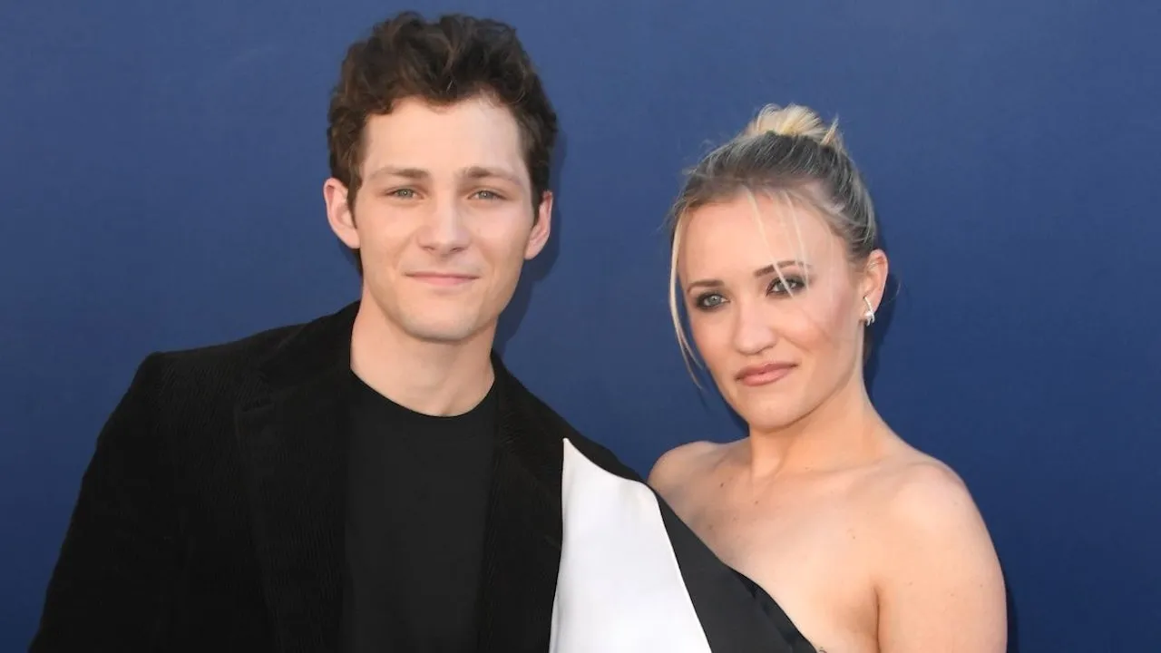 Emily Osment Young Sheldon serialida yaqinlik koordinatori so‘raganini aytdi