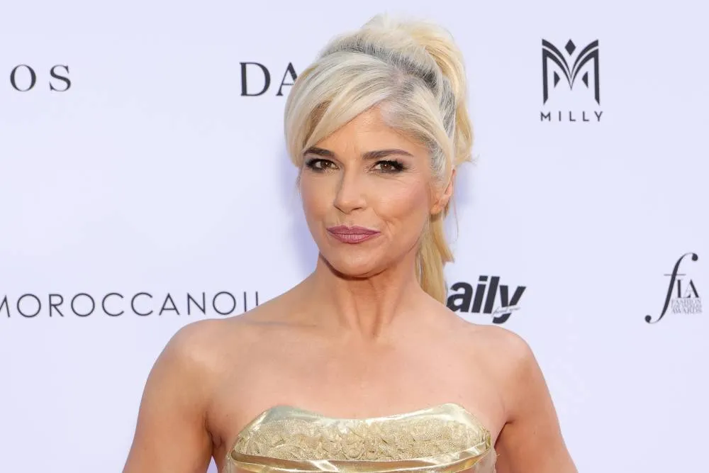 Selma Blair samolyotdagi voqea uchun uzr so‘radi