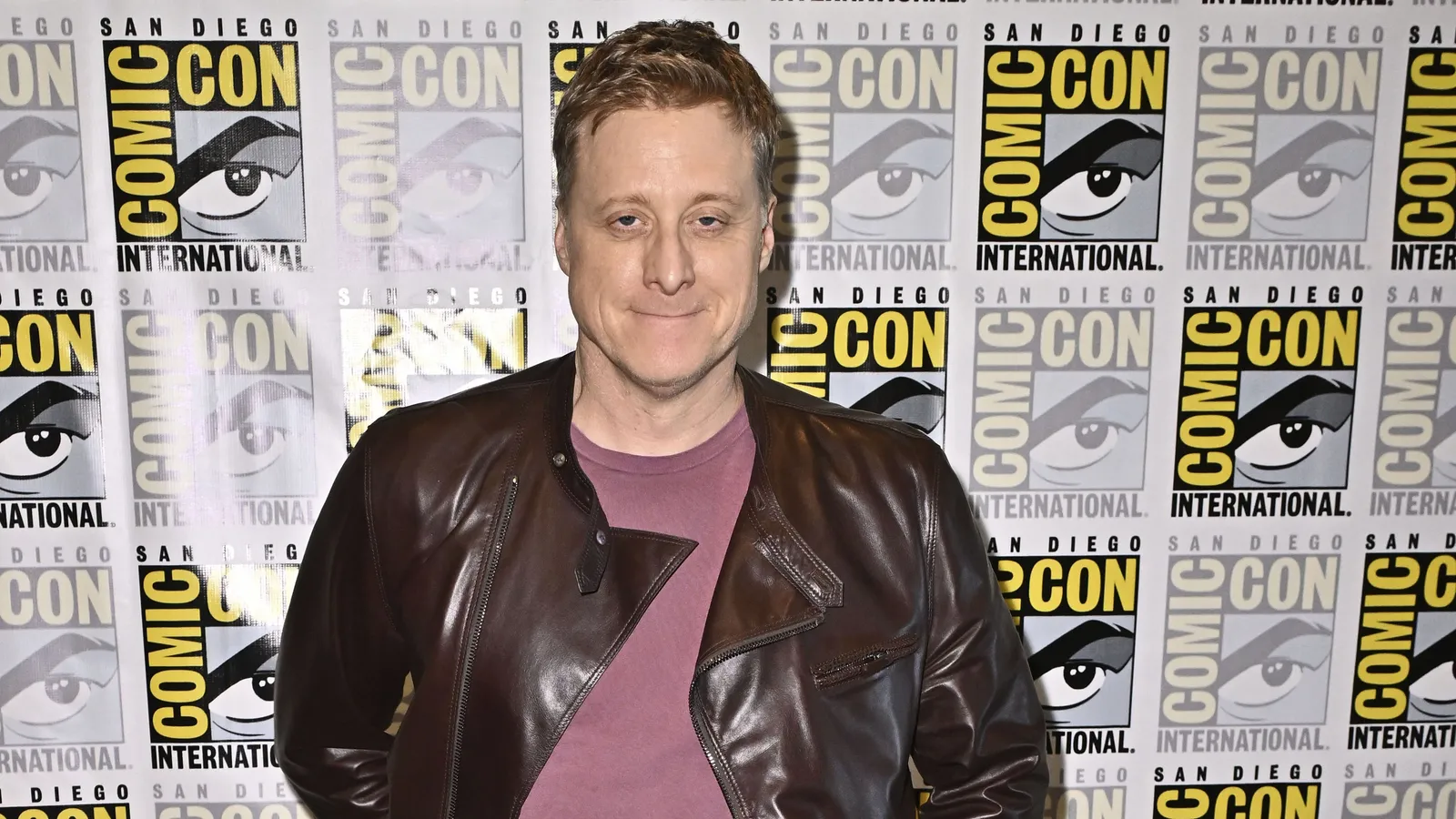 Alan Tudyk ishtirokidagi Resident Alien serialining barcha 4 fasli Peacock platformasida namoyish etilmoqda